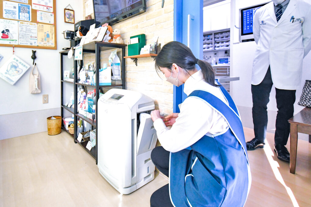 横浜りゅう動物病院　中性電解水エムオーを使った空気清浄機への活用の様子