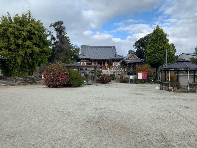 達磨寺:本堂は愛犬を抱っこして拝観可能