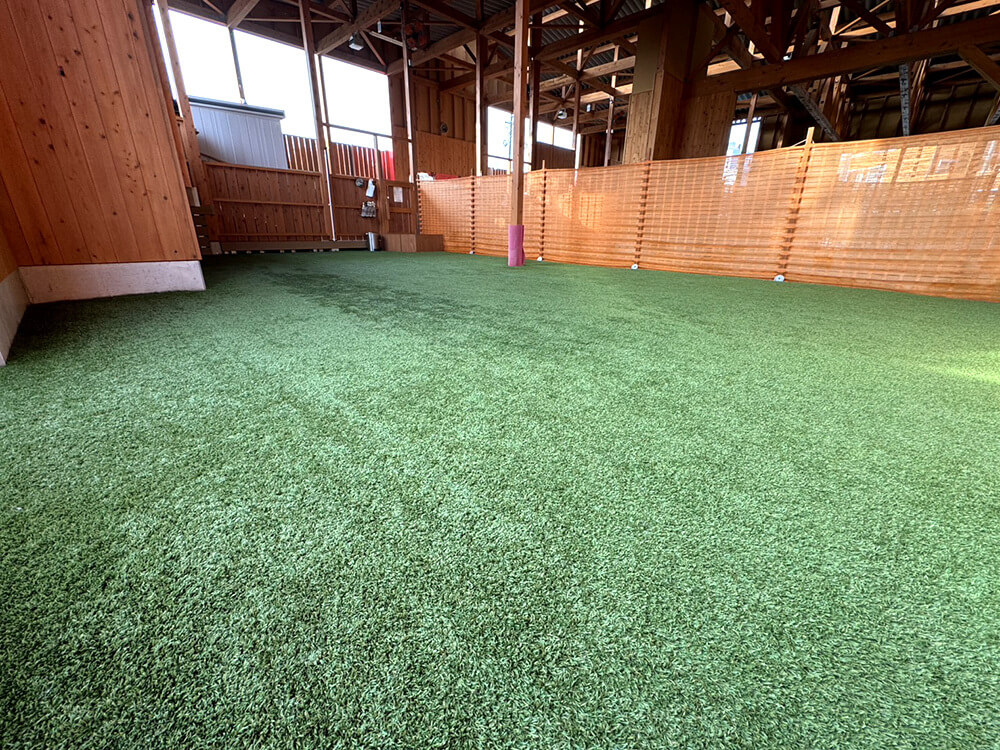 DOG RUN FIELD KkK:テニスコート2面分の屋根付きドッグラン