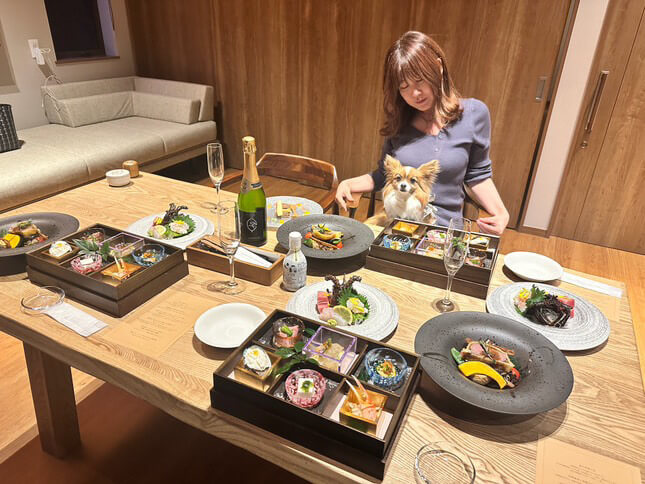 食堂にいる女性と愛犬