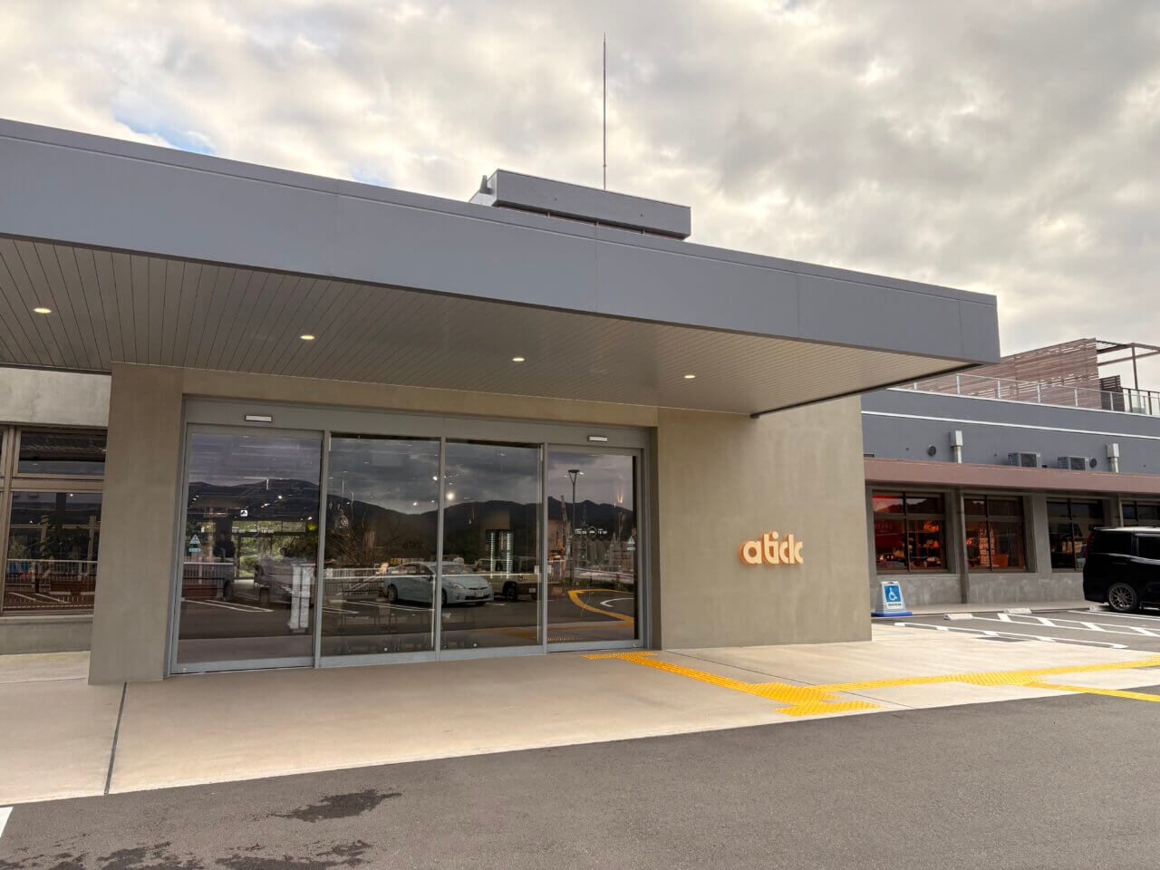 【京都・犬同伴OK】舞鶴赤レンガパーク|海と歴史ある赤レンガの景観を、愛犬と一緒に楽しめるフォトジェニックな人気スポット