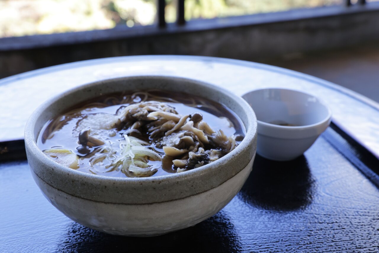 【岩手・犬同伴OK】かんざん亭|岩手・平泉の中尊寺境内で、愛犬と一緒に自然薯そばや甘味を楽しめるペット同伴OKの癒しレストラン