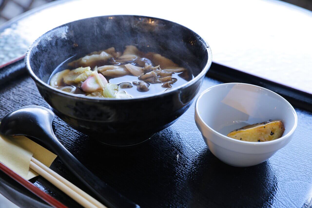 【岩手・犬同伴OK】かんざん亭|岩手・平泉の中尊寺境内で、愛犬と一緒に自然薯そばや甘味を楽しめるペット同伴OKの癒しレストラン