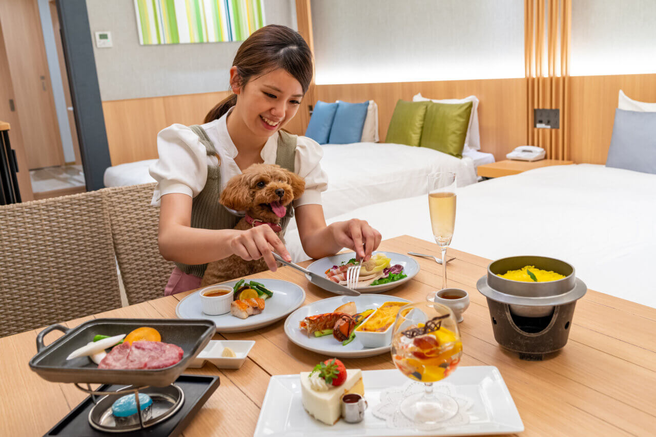 お部屋で愛犬とご飯