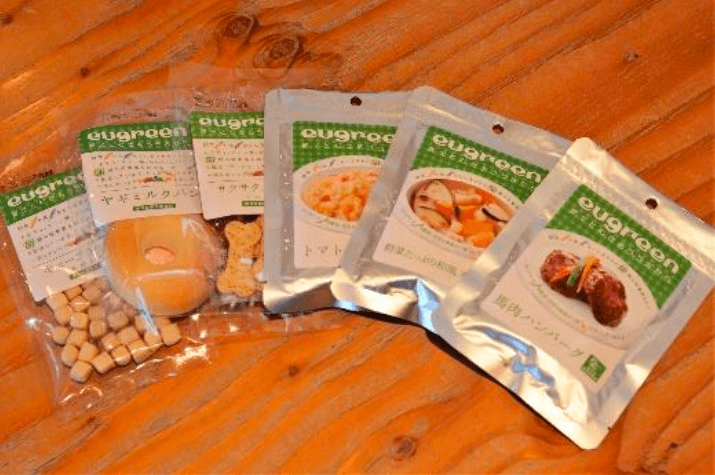 鹿肉ハンバーグやクッキーなどの愛犬用メニューの写真