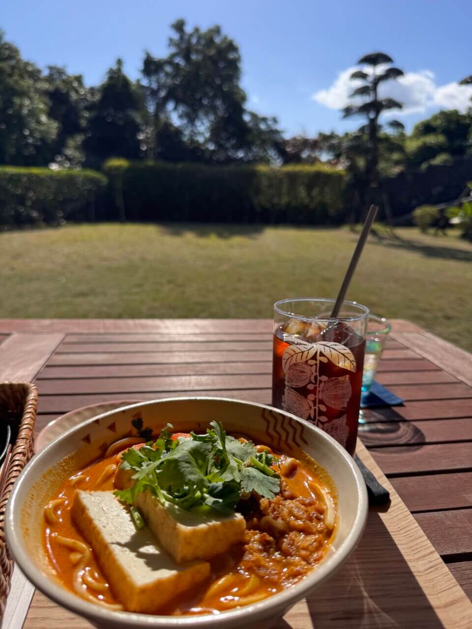 【沖縄県・犬同伴OK】みやんち STUDIO＆COFFEE｜愛犬と庭を眺めながら食事を楽しめるテラス席のある音楽家プロデュースカフェ