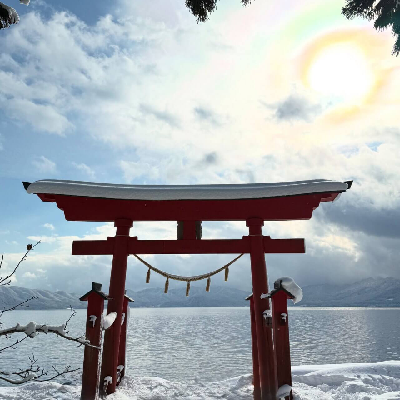 【秋田県・犬同伴OK】御座石神社｜田沢湖畔の朱鳥居が美しいパワースポット、愛犬と散策できる