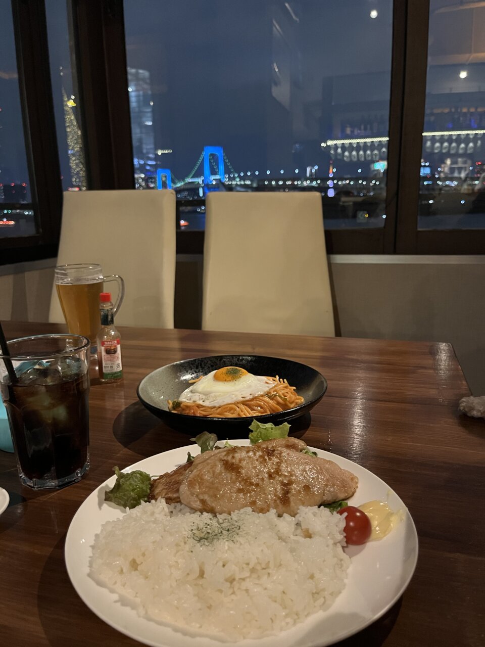 【東京都・犬同伴OK】Blue Table Odaiba｜東京湾の景色を眺めながら店内で愛犬と一緒に食事を楽しめるお台場のダイニングレストラン