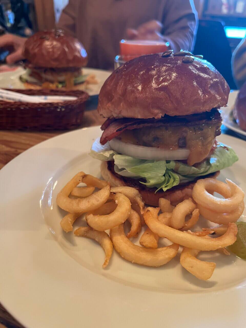 【千葉県・犬同伴OK】アールズ｜和牛100%のジューシーなパティを使用した「リアルバーガー」が評判で、ボリューム満点の美味しさ