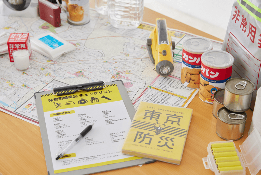 ペット用防災バッグ＋中身を並べた写真